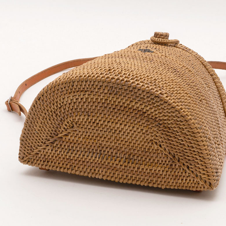 底まで丁寧に編まれています