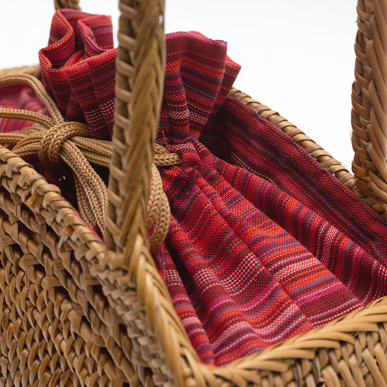 内側は布張りになっているので小物を入れても安心。