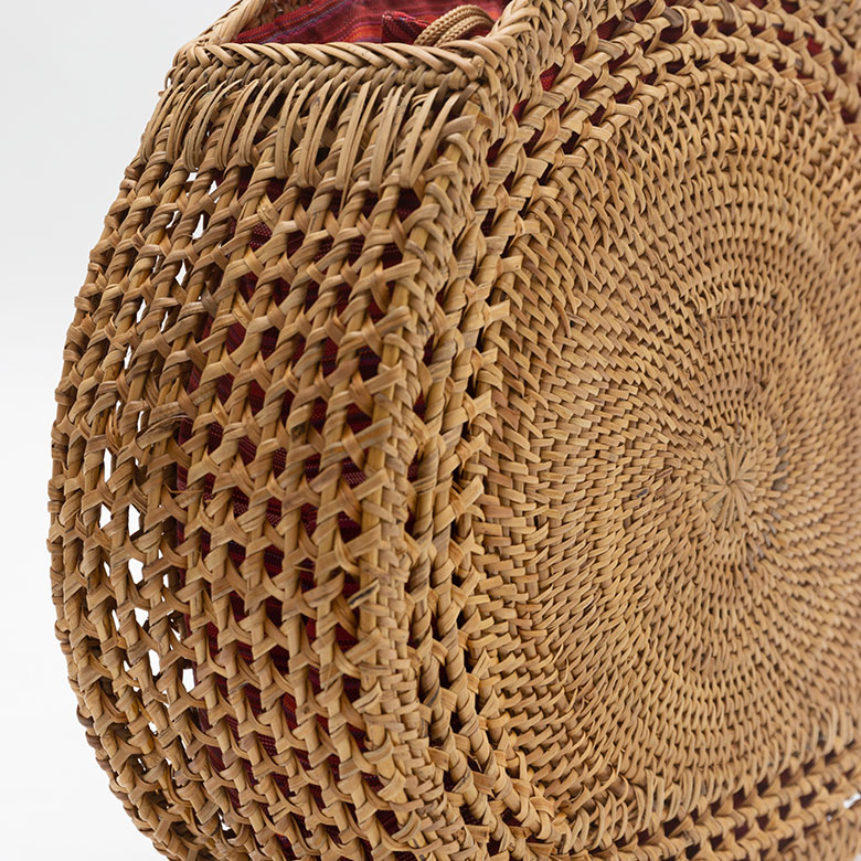 部分的に透かし編みになっているので、軽やかな印象に