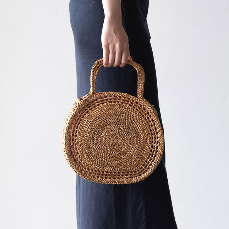 トレンド感のある、ころんとしたフォルムが可愛いアタのラウンドバッグ。