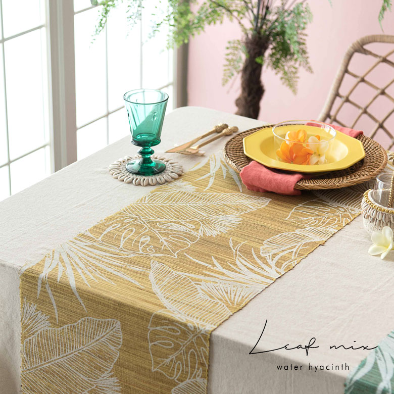 リーフ柄のテーブルランナー