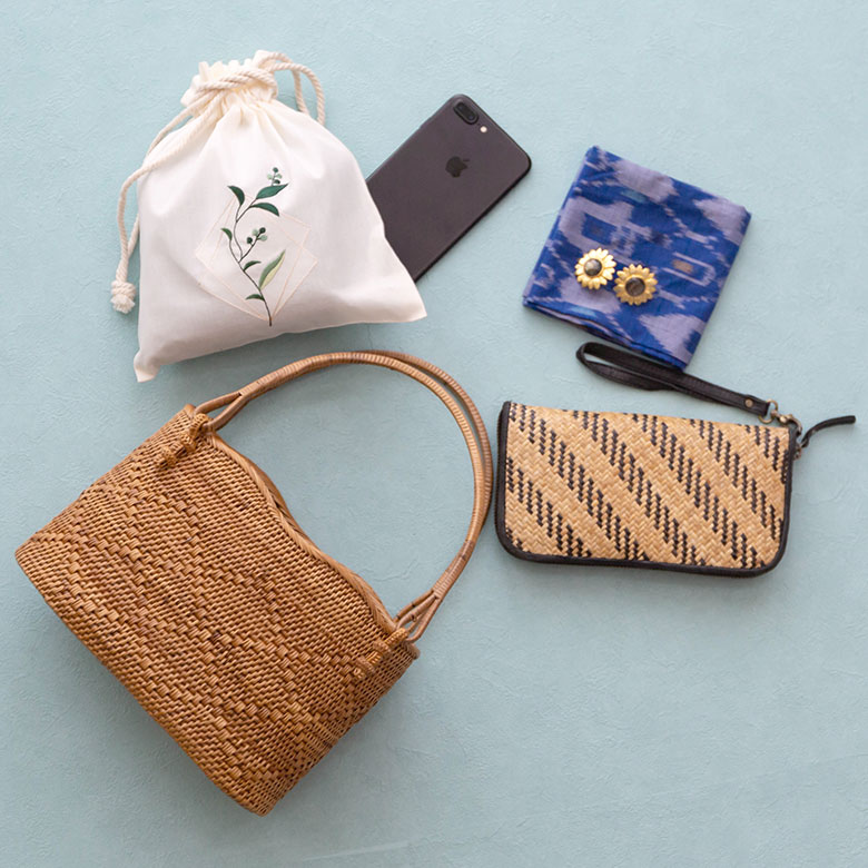 マチがしっかりあるので、長財布やペットボトルなど荷物もたっぷり入ります。