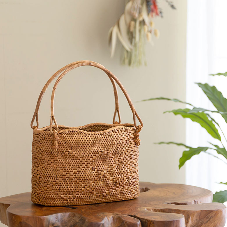 アタで編まれたハンドバッグ