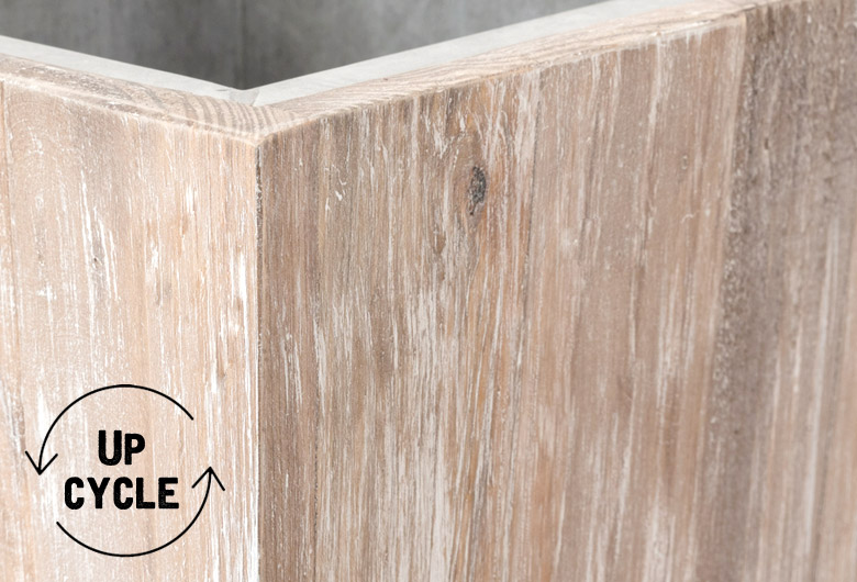 アップサイクルのパインウッド材で作られています