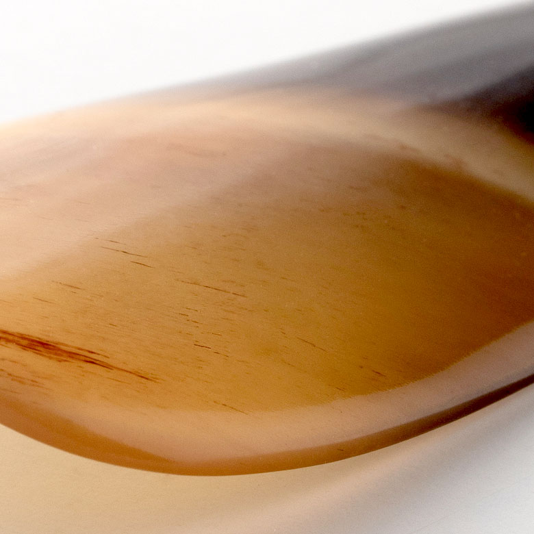 なめらかでつややかな表面