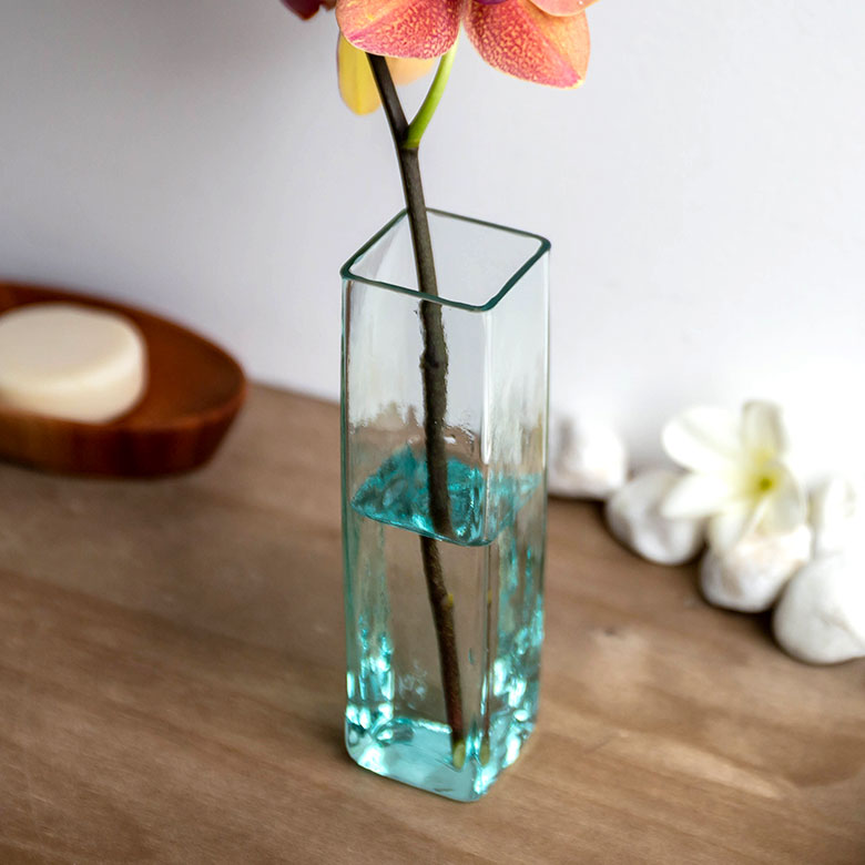 ガラスの四角い一輪挿し