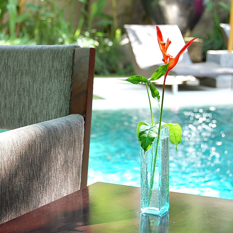 ガラスの四角い一輪挿し