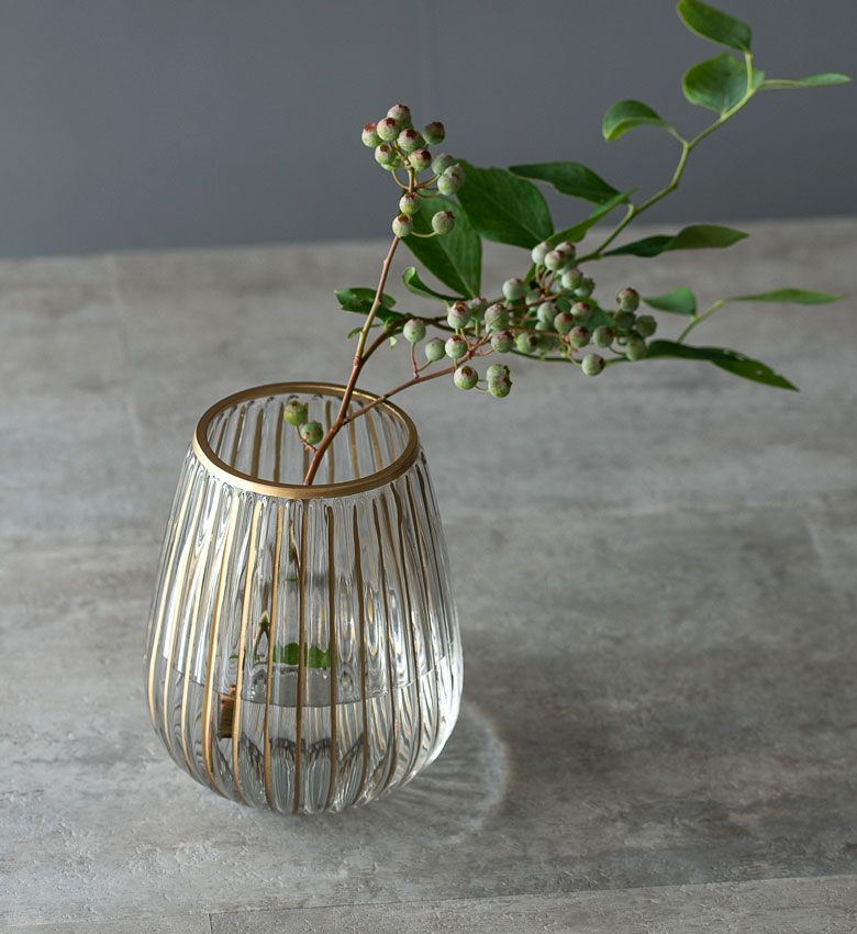 植物を華やかに楽しむゴールドラインのフラワーベース