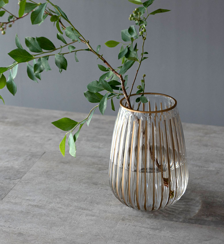 植物を華やかに楽しむゴールドラインのフラワーベース