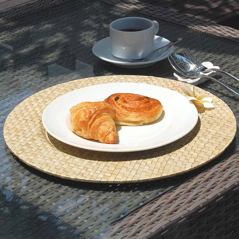 バリ島の職人によりひとつひとつ編まれた