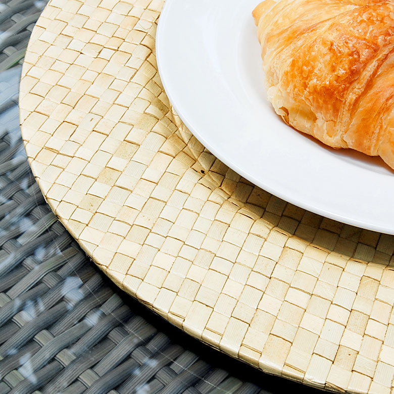 シンプルなお皿の下に敷くだけでアジアンな雰囲気を演出