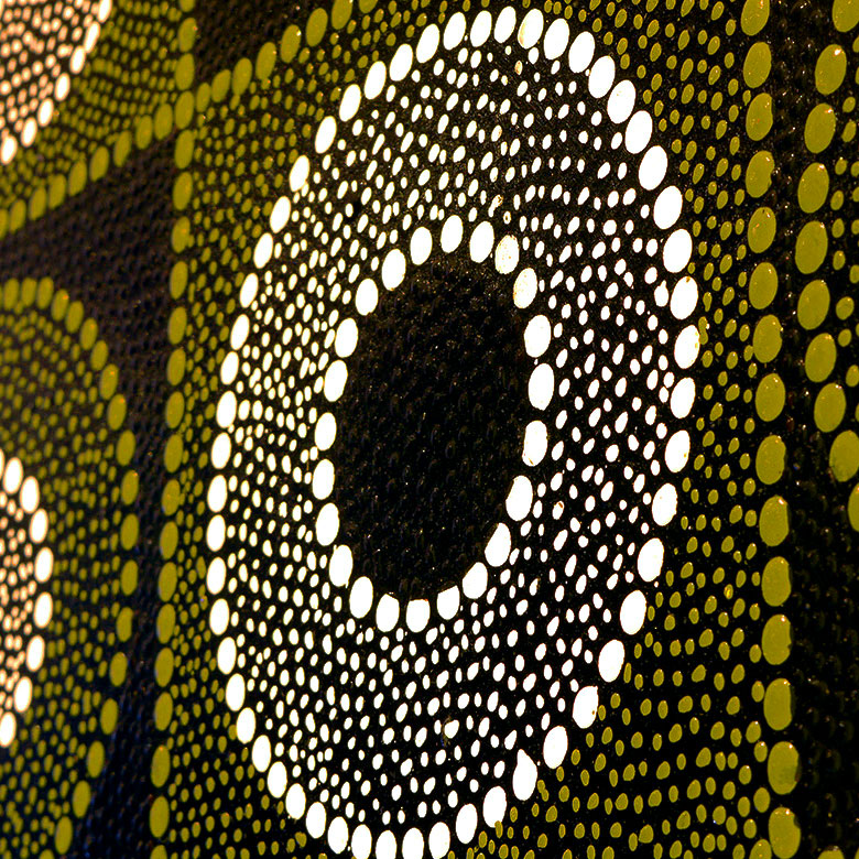 遠くで見たときと近くで見たときに違った印象に。