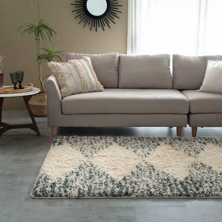 2人掛けから3人掛けソファ前に敷くのにちょうど良いサイズ