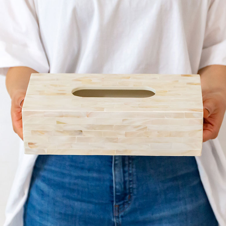 パールシェルを薄くカットし作り上げたティッシュケースカバー。