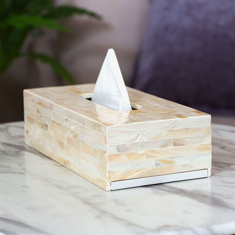 裏面がスライド式になっており、そこからティッシュケースを簡単に入れることができます。