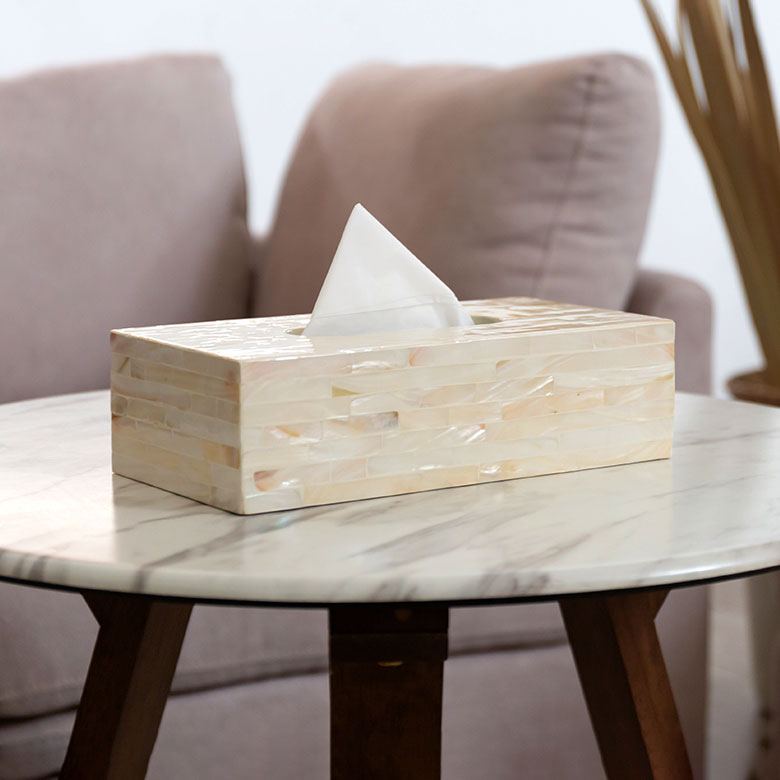 光を乱反射して宝石のように輝き、見る角度によって異なる表情を楽しめます。