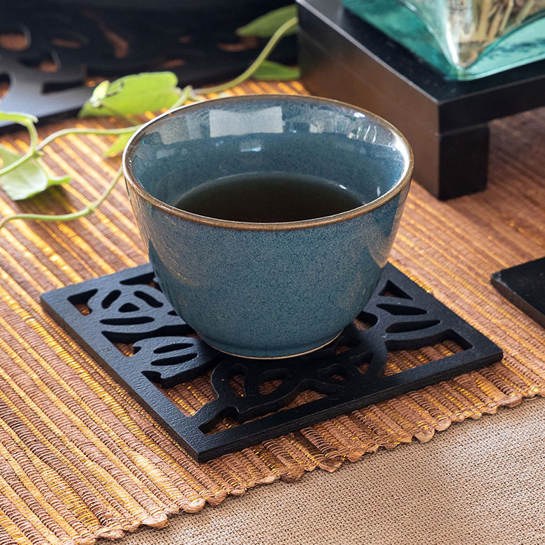 切り絵や彫刻アートのような、美しい木製コースター。