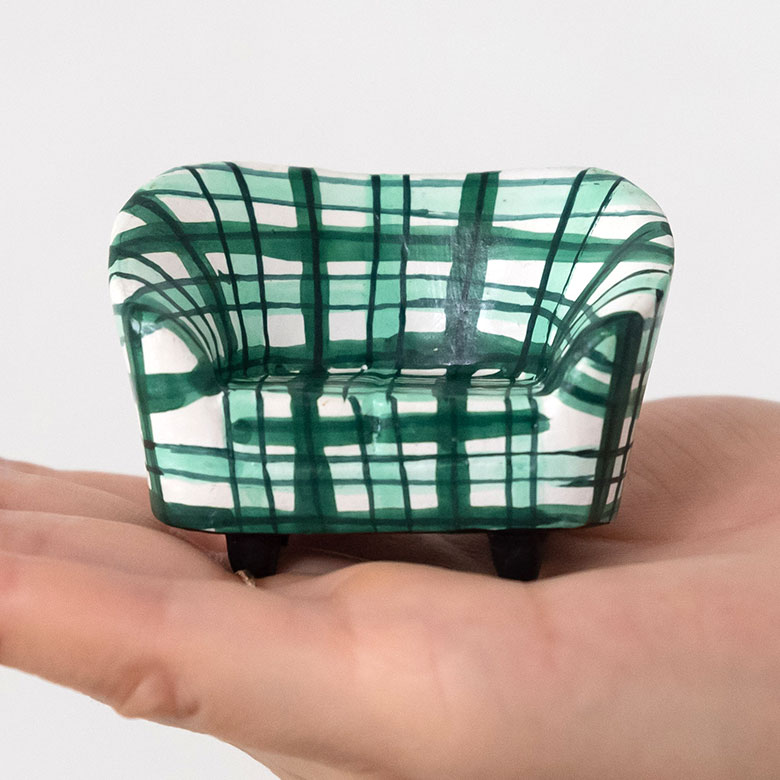 カラフル模様の木彫りのミニソファ