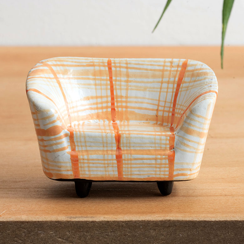 そのまま飾っておいても可愛いミニソファですが、木彫りの動物オブジェに合わせて飾ると、オブジェがより引き立ちます。