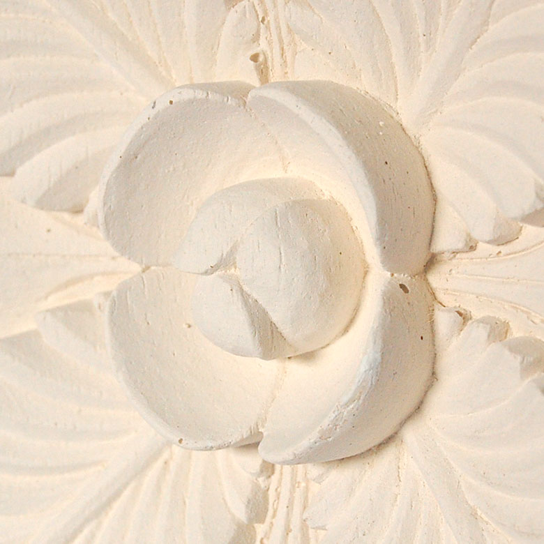 ブラックフレームに囲われた立体的なお花が可愛いストーンレリーフ。