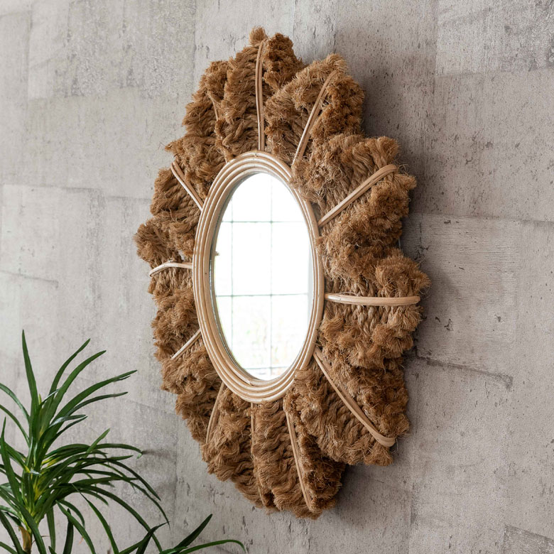 横から見ても、ふわっとボリューム感のある表情で、壁を飾ってくれます