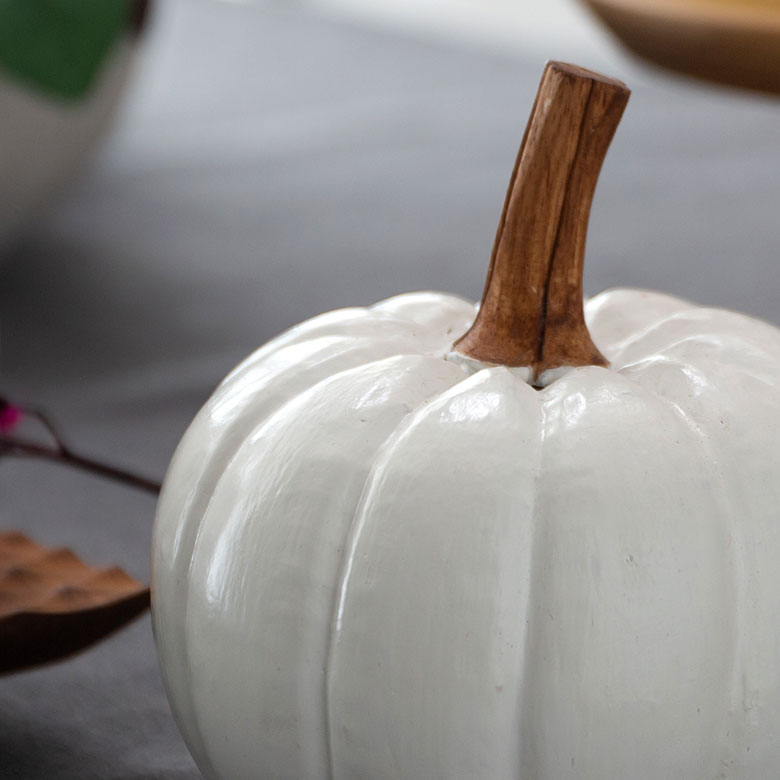 バリの職人による手彫りの温かみが伝わるオブジェ。