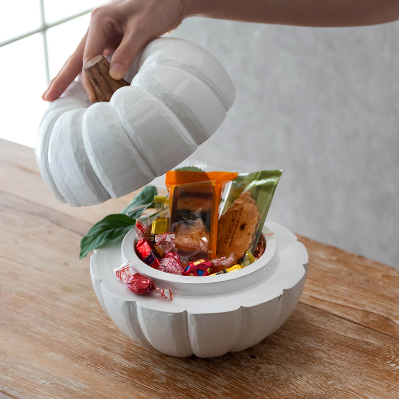 中に物を入れることができるカプセル型。