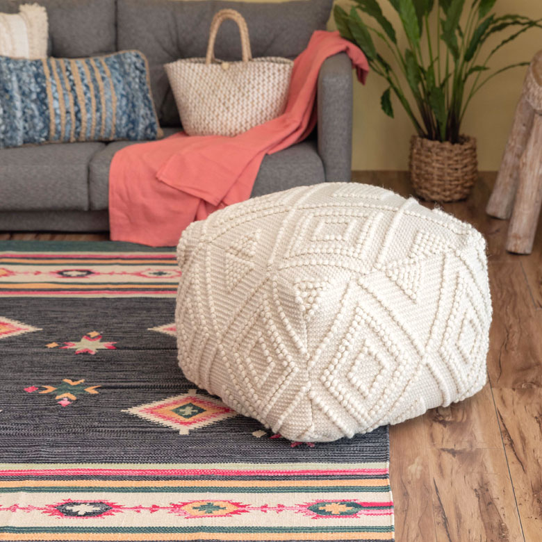 ころんとキュートなフォルムが魅力のプフ