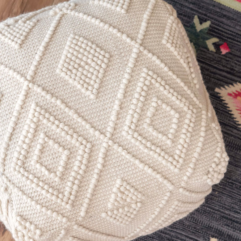 ポコポコした編み目で表現されたデザイン