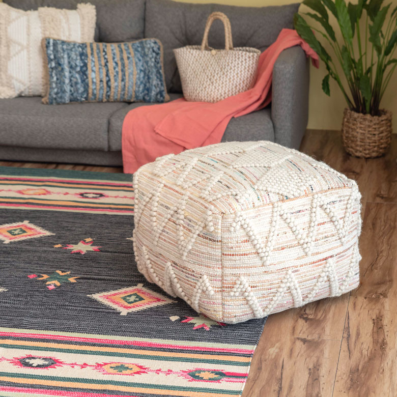 ころんとキュートなフォルムが魅力のプフ