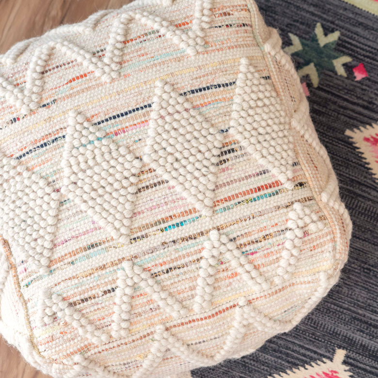 ポコポコした編み目で表現されたデザイン