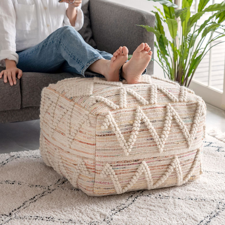 足を置いてオットマンとしても使える