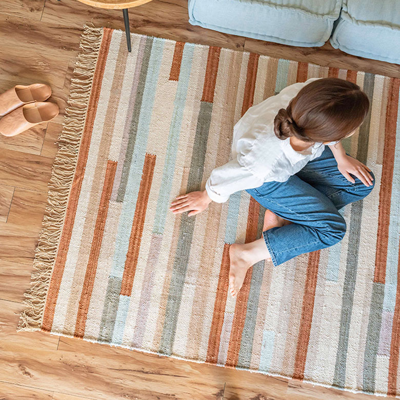 ふんわり毛足が気持ちいいラグ