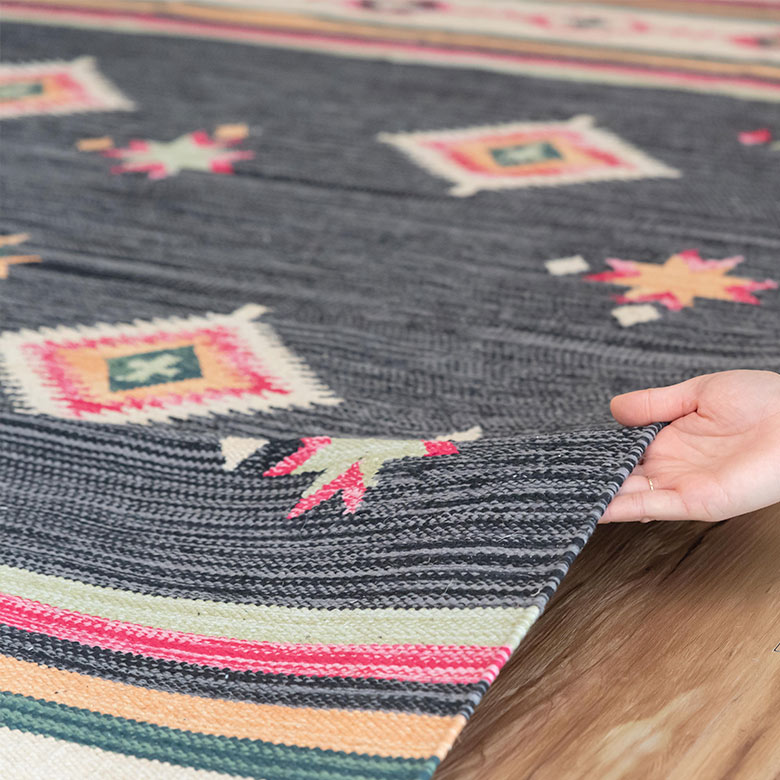 ふんわり毛足が気持ちいいラグ