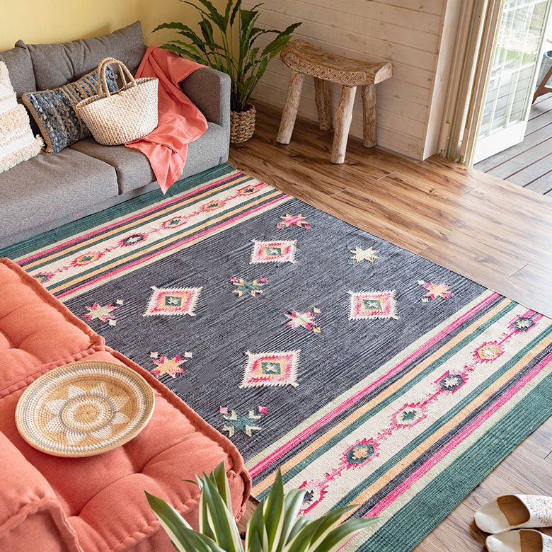 リビングやダイニングやベッドルームで活躍のラグ