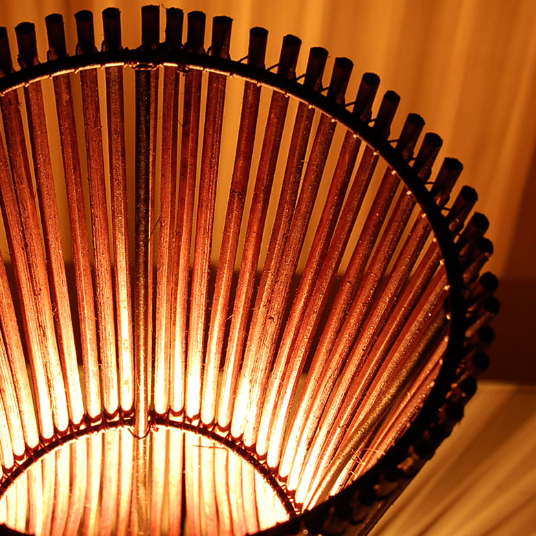 インドネシア・バリ島で作られた丈夫なスチールのフレームに竹ひごを編みこんだアジアンランプ。