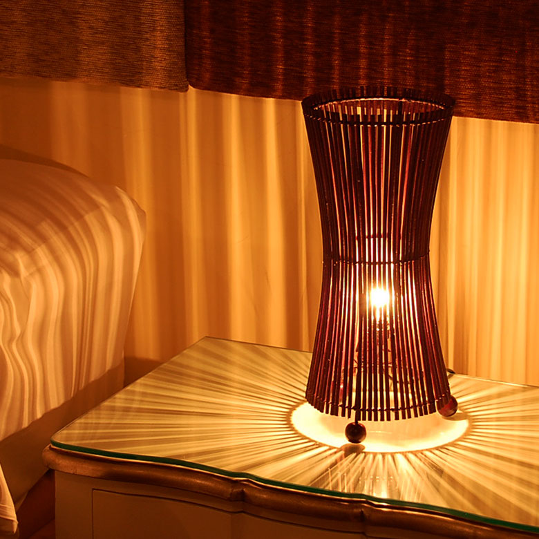 インドネシア・バリ島で作られた丈夫なスチールのフレームに竹ひごを編みこんだアジアンランプ。
