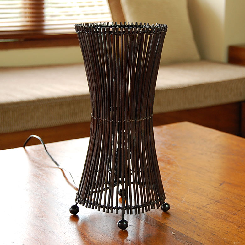 電球をつけると格子のバンブーの隙間から光が溢れ、幾何学模様を映し出し、お部屋にモダンな雰囲気をプラスします。