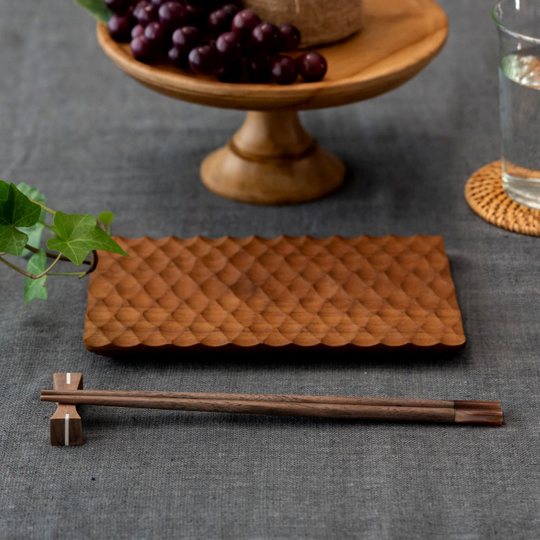 世界3大銘木のひとつでもあるウォルナットに、つやのあるシェルを合わせたお箸