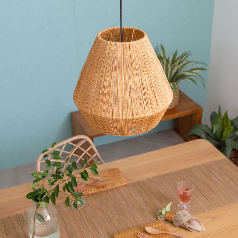 自然素材ならではの素朴な雰囲気のランプシェード
