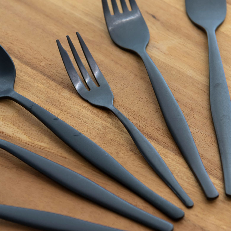 硬質でさびにくいステンレス製