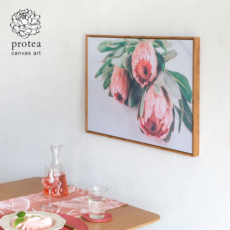 フレームはウッド調で、カジュアル過ぎず洗練された雰囲気に