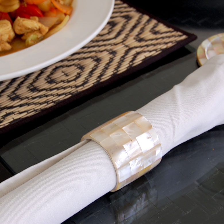 硬くしっかりした円筒状の作りで、大きめのナプキンでも簡単に通すことができ、カーテンタッセルとしてもお使いいただけます。