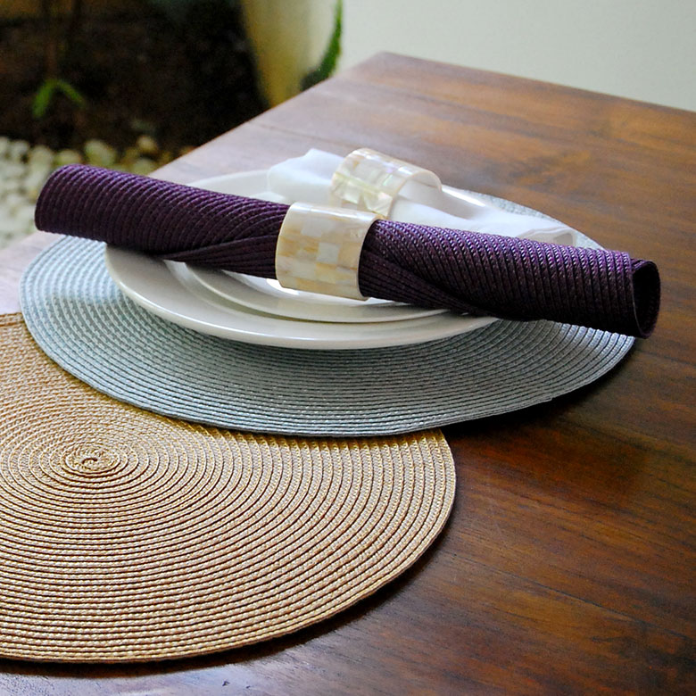 光を乱反射して宝石のように輝く美しさは、リゾートの高級感を演出します。