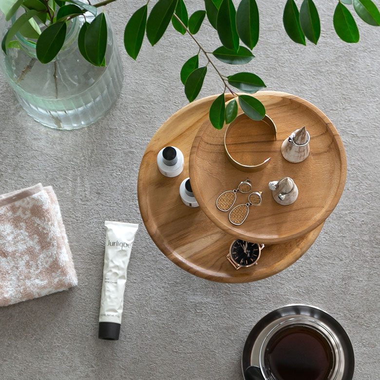 アクセサリーを置いてデコレーショントレイとして使っても様になります。