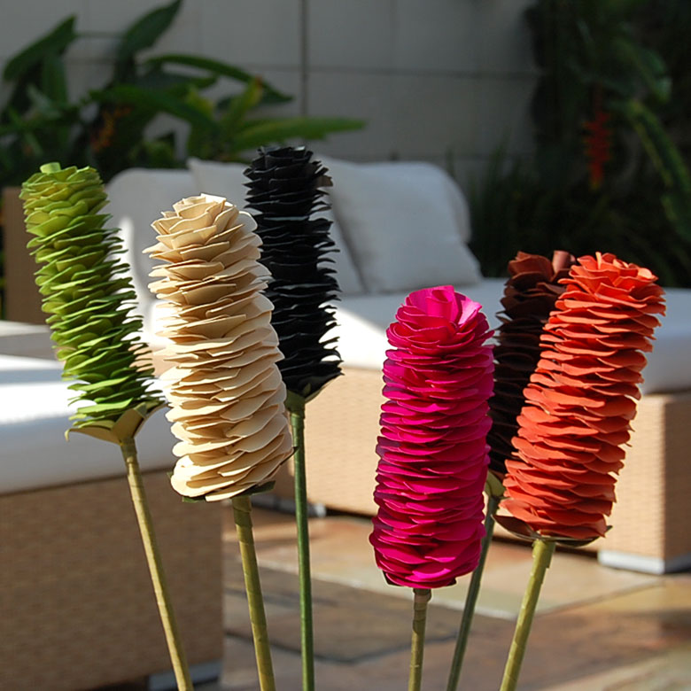 花部分は椰子の葉を一枚一枚丁寧に組み合わせ、茎部分には竹にパンダン（椰子の葉の一種）をグルグルまいています。