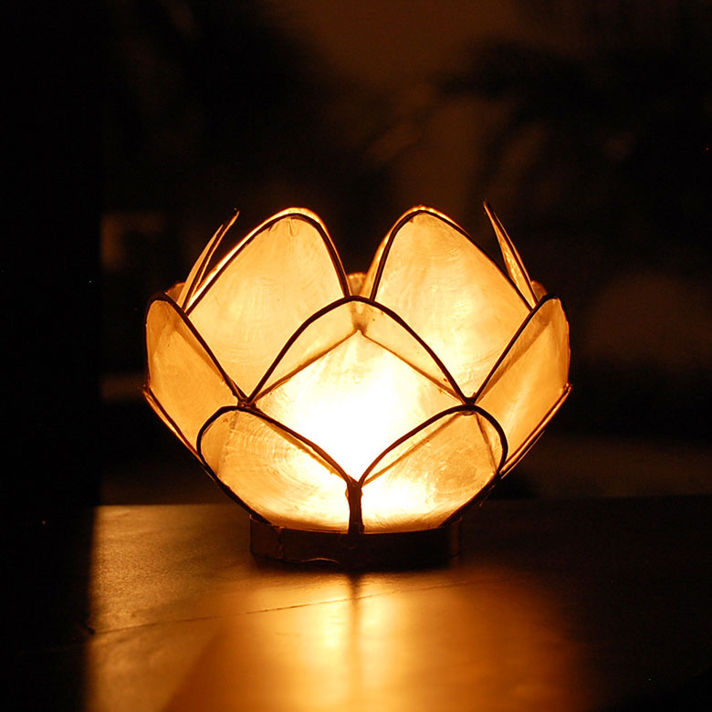 蓮のつぼみのようなキャンドルホルダー