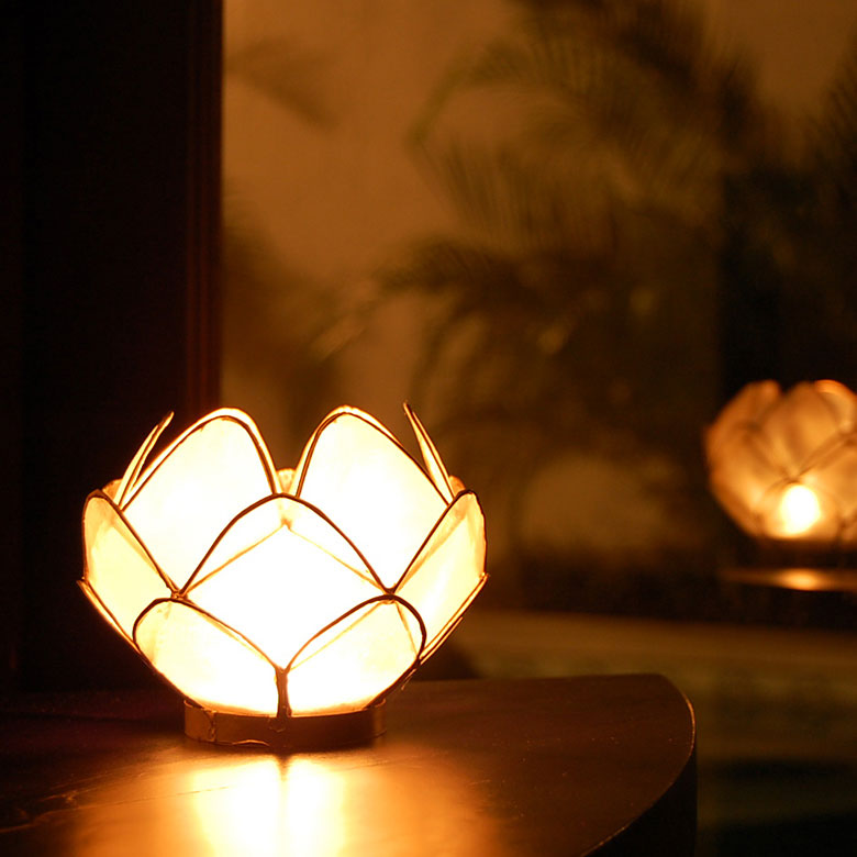 カピスシェル（貝殻）を丁寧に貼り合わせた、天然素材のぬくもりを感じるキャンドルホルダー。