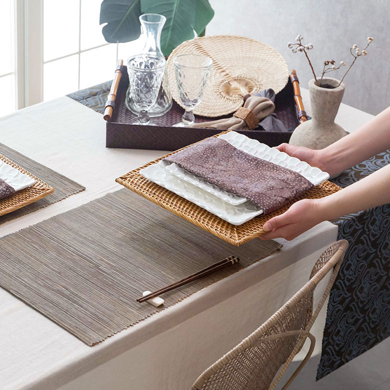 バリ島の職人がひとつひとつ丁寧に編み込んだランチョンマット