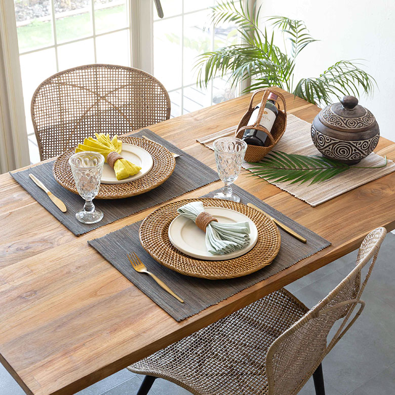 家具でも使われている丈夫な素材「ウォーターヒヤシンス」を発色のいい、染色したホワイトの糸で編み上げたアイテム。